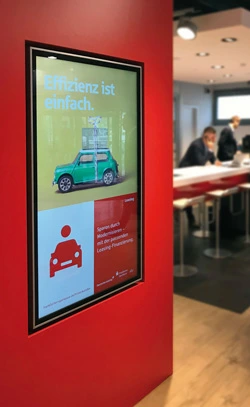 Ein vollintegrierter Digital Signage Bildschirm in einer Sparkassen-Filiale.