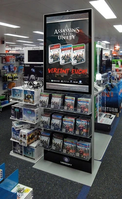 Eine Digital Signage Stele mit DVD-Ablagen für Computerspiele in einem Elektronikmarkt.